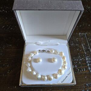 New in Box Freshwater Pearl Bracelet & Stud Earrings Set Glam Cute Elegant Gift